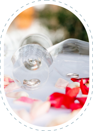 Trauringe in Sekgläsern mit Rosenblättern